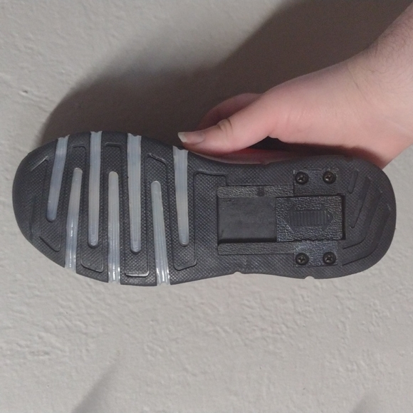 New without tags Red wheeled sneakers - Picture 4 of 4